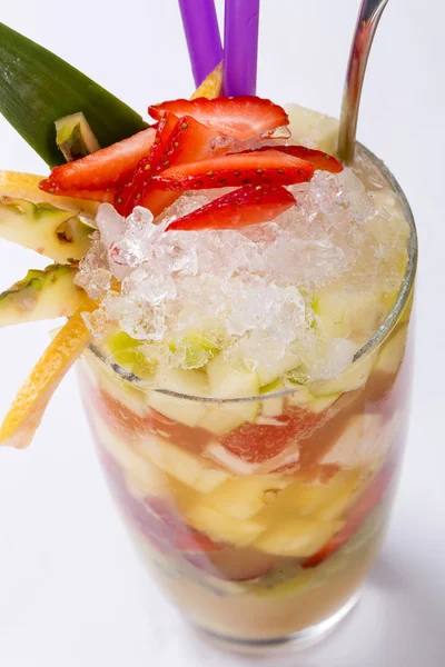 Soğuk içecek ile buz ve frost ve meyve parçaları
