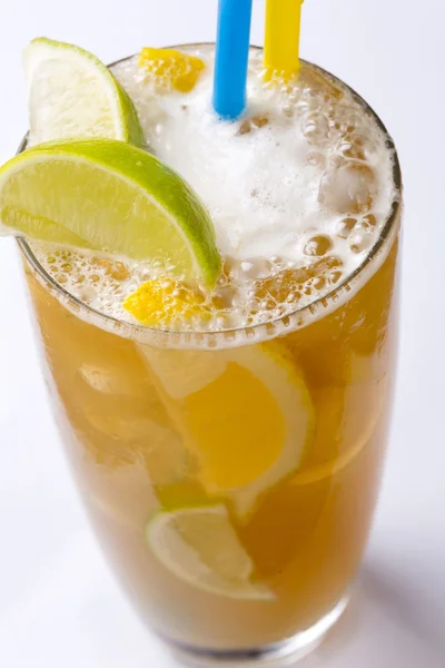 Buzlu çay kremi, buz ve sarı ve yeşil limon