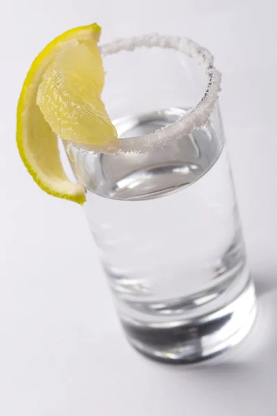 Tonic water voorbereiding met plakjes citroen en vorst — Stockfoto