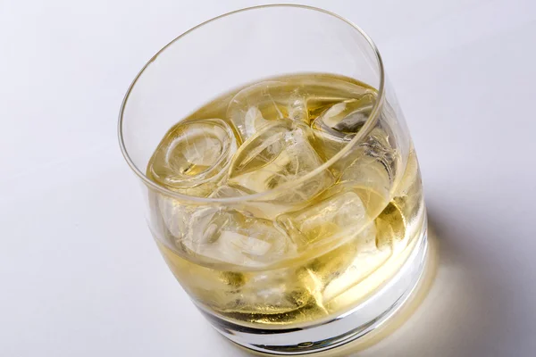 Elma suyu buz küpleri ile