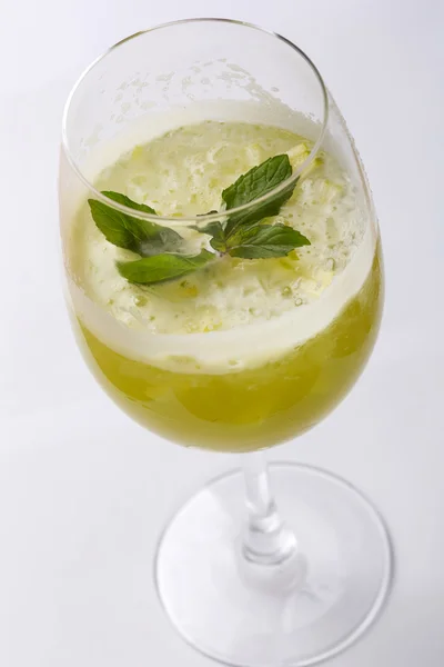 Elma suyu dilimleri ile