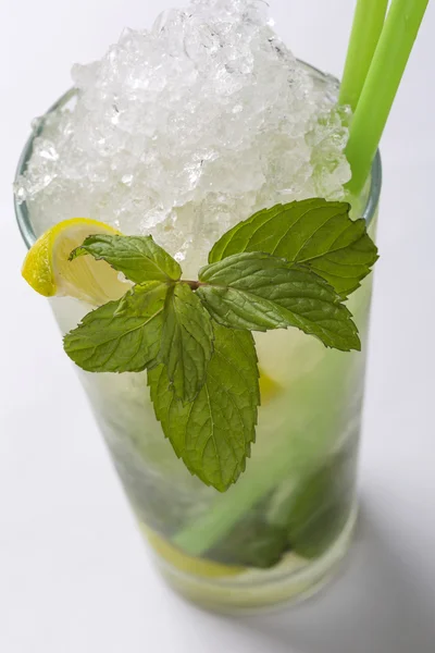 Água fria com limão, geada e folha de hortelã — Fotografia de Stock
