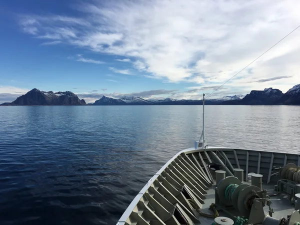 Hurtigruten dans un beau paysage dans le Nordland, Norvège . — Photo