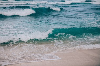 Gün batımı plaj manzarası ile dalgalar