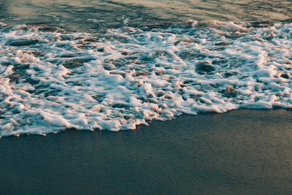 Puesta de sol vista playa con olas —  Fotos de Stock