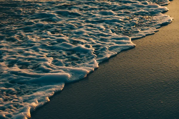 Puesta de sol vista playa con olas —  Fotos de Stock