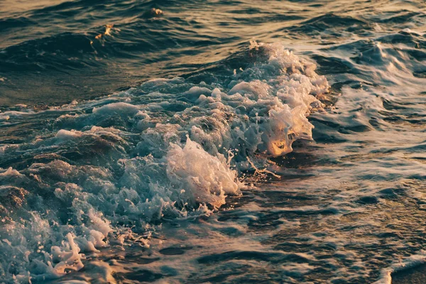 Puesta de sol vista playa con olas —  Fotos de Stock