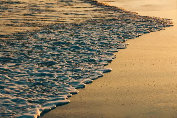 Puesta de sol vista playa con olas —  Fotos de Stock