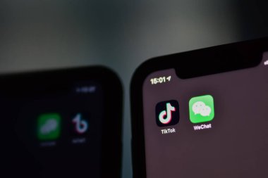Almatı, Kazakistan - 02 Aralık 2020: TikTok ve WeChat uygulama simgesi Apple iPhone ekranında yakın plan. TikTok ve WeChat ikonu ayna yansımasında. TikTok ve WeChat Sosyal medya ağı. Douyin, Bytedance