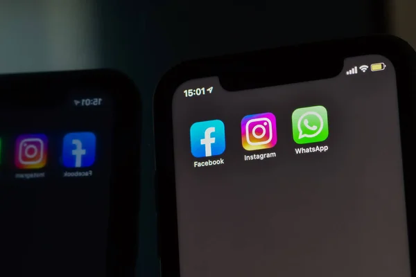 Almaty, Kazakistan - 02 Aralık 2020: Facebook, Instagram, Whatsapp uygulama simgesi Apple iPhone ekranında yakın plan. Facebook, Instagram, Ayna yansımasında Whatsapp simgeleri. Facebook, Instagram, Whatsapp Sosyal medya ağı