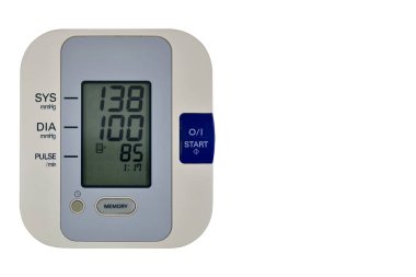 Dijital tansiyon monitörü. Üst Kol Kan basıncı monitörü, yüksek tansiyon göstergeleri, beyaz arka planda izole edilmiş..