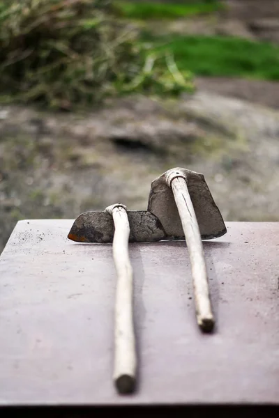 Alte Rostige Gartenwerkzeuge Landwirtschaftliche Hacken Auf Dem Tisch Garten — Stockfoto