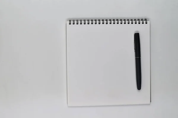 Плоская Фотография Бланковый Лист Блокнота Ручка Белом Фоне — стоковое фото