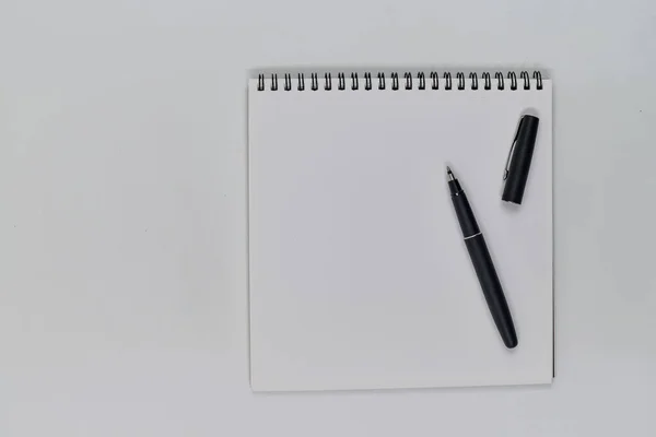 Foto Laico Plano Hoja Blanco Nota Blanco Pluma Sobre Fondo — Foto de Stock