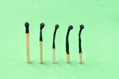 Bir insanın normal psikolojik durumundan, duygusal olarak yanmış haline dönüşmesi. Bir insanın psikolojik sorunları, kibrit çöpleri konsepti.