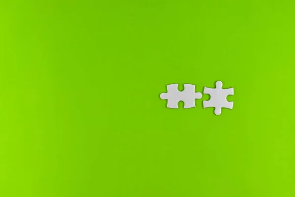 Piese Puzzle Albe Neterminate Fundal Verde — Fotografie, imagine de stoc