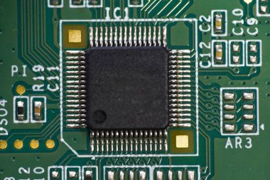 Elektronik devre kartındaki mikroişlemci. Devre kartında bir çip. Dünya Bilgisayar Çipleri Kısadır