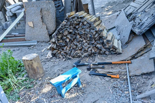Process Chopping Firewood Rural Scene Stacked Firewood Backyard Household — Stock Photo, Image