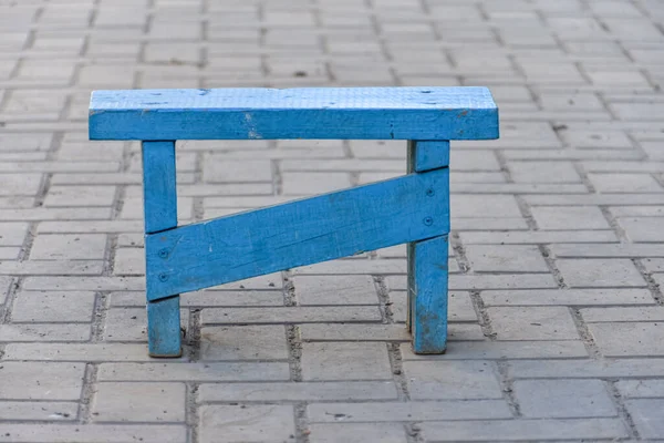 Scena Wiejska Ręcznie Robiona Mała Ławka Drewniany Stołek Malowany Niebieską — Zdjęcie stockowe