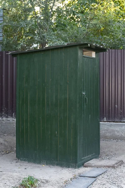 露天的乡村厕所 传统的木制乡村厕所 涂上绿色的油漆 — 图库照片