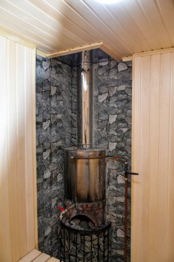 Geleneksel bir buhar banyosu (sauna) ve odun sobası.