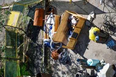 Şehrin su borularının tamiri, su borularının tamiri için malzeme ve ekipman bulunan sanayi bölgesi.