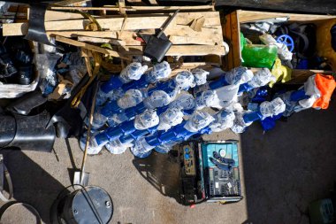 Şehrin su borularının tamiri, su borularının tamiri için malzeme ve ekipman bulunan sanayi bölgesi.