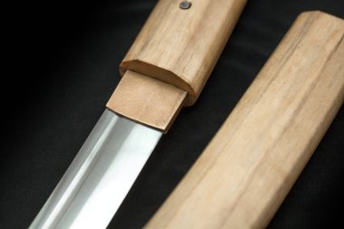 Siyah arka planda, shirasaya kınalı tanto bıçağı..