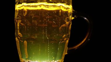 Siyah üzerine bira bardağı.