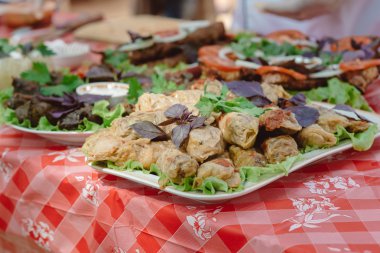 Bir tepsi üzerinde kırmızı bir masa örtüsü Gürcü gıda