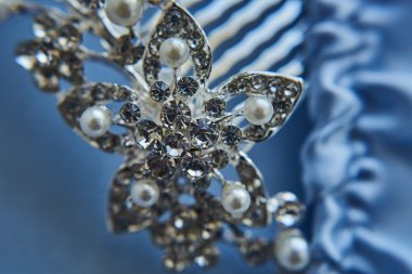 mavi bir arka plan üzerinde taş ve inciler closeup ile gümüş broş