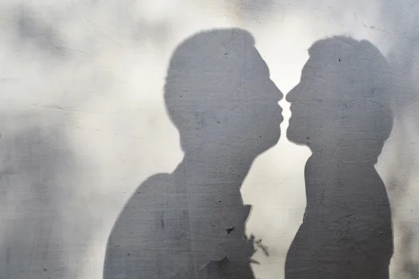 Une ombre sur le mur d'un couple qui se regarde — Photo