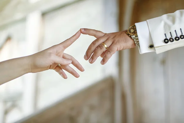 Γαμήλιο ζευγάρι χέρια αγγίζουν τα δάκτυλα δείκτη — Φωτογραφία Αρχείου