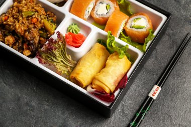Bento tek porsiyon yemek veya ev dolu yemek Japon cuision