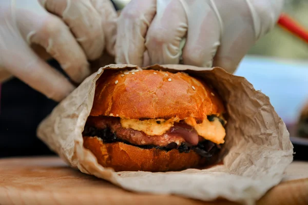 Ev yapımı burger pişirme işlemi işçiliği