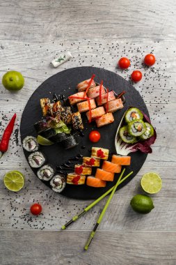 Büyük suşi seti, yemek çubuklarını tutan el, tepeden görünümü