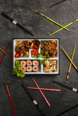 Bento tek porsiyon yemek veya ev dolu yemek Japon cuision