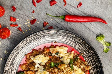 Baharatlı pilav ve sebze ve etli kızarmış yumurta