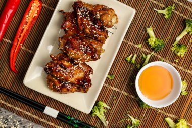 Beyaz tabakta sebzeli ızgara tavuk