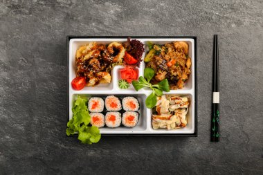 Bento tek porsiyon yemek veya ev dolu yemek Japon cuision
