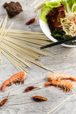 Japon yumurta noodle, beyaz bir plaka ile karides çorbası