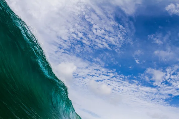 Azul onda do mar e céu fundo abstrato. Bela paisagem marinha na composição diagonal . — Fotografia de Stock