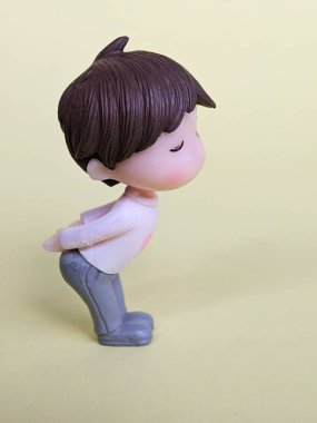 Kahverengi saçlı, öpmek için eğilen genç bir adamın çekici plastik biblosu. Sevgililer günü konsepti için ideal, düğün, yıldönümü, aşk ve romantik ruh hali, selamlar. Tasarım için alanı kopyala