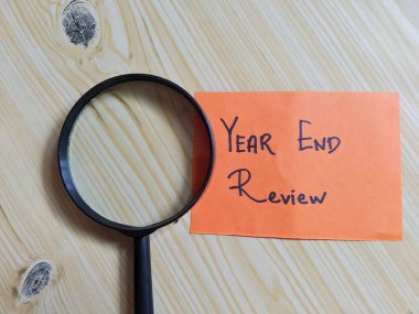 YIL SONRA Alfabe harfleri turuncu renkli bir kağıt üzerinde, masa arkasında izole