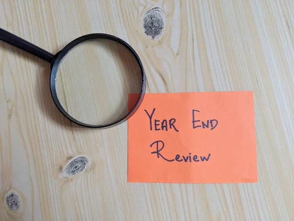 YIL SONRA Alfabe harfleri turuncu renkli bir kağıt üzerinde, masa arkasında izole