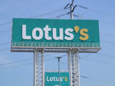KUALA LUMPUR, MALAYSIA - 30 Ocak 2026: Lotus 'un tabelalarının yer değiştirilmiş görünümü gökyüzünde izole edildi