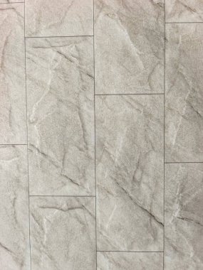 Sersemletilmiş gri desenli taş desenli dikdörtgen fayanslar..