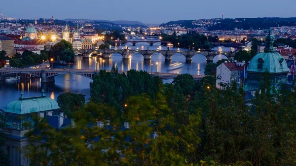 Schöne Aussicht Auf Die Prager Brücken Der Abenddämmerung Mit Eingeschaltetem — Stockfoto