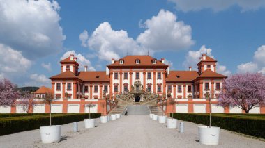 Güneşli bir günde Prag 'daki güzel Troja Kalesi. Muazzam merdiven ve bahçe. 