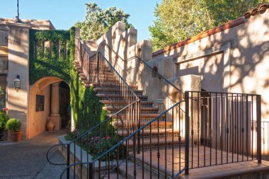 Meksika stili Talaquepaque Sanat Köyü çatı katına çıkan merdiven, Sedona, Arizona, ABD.